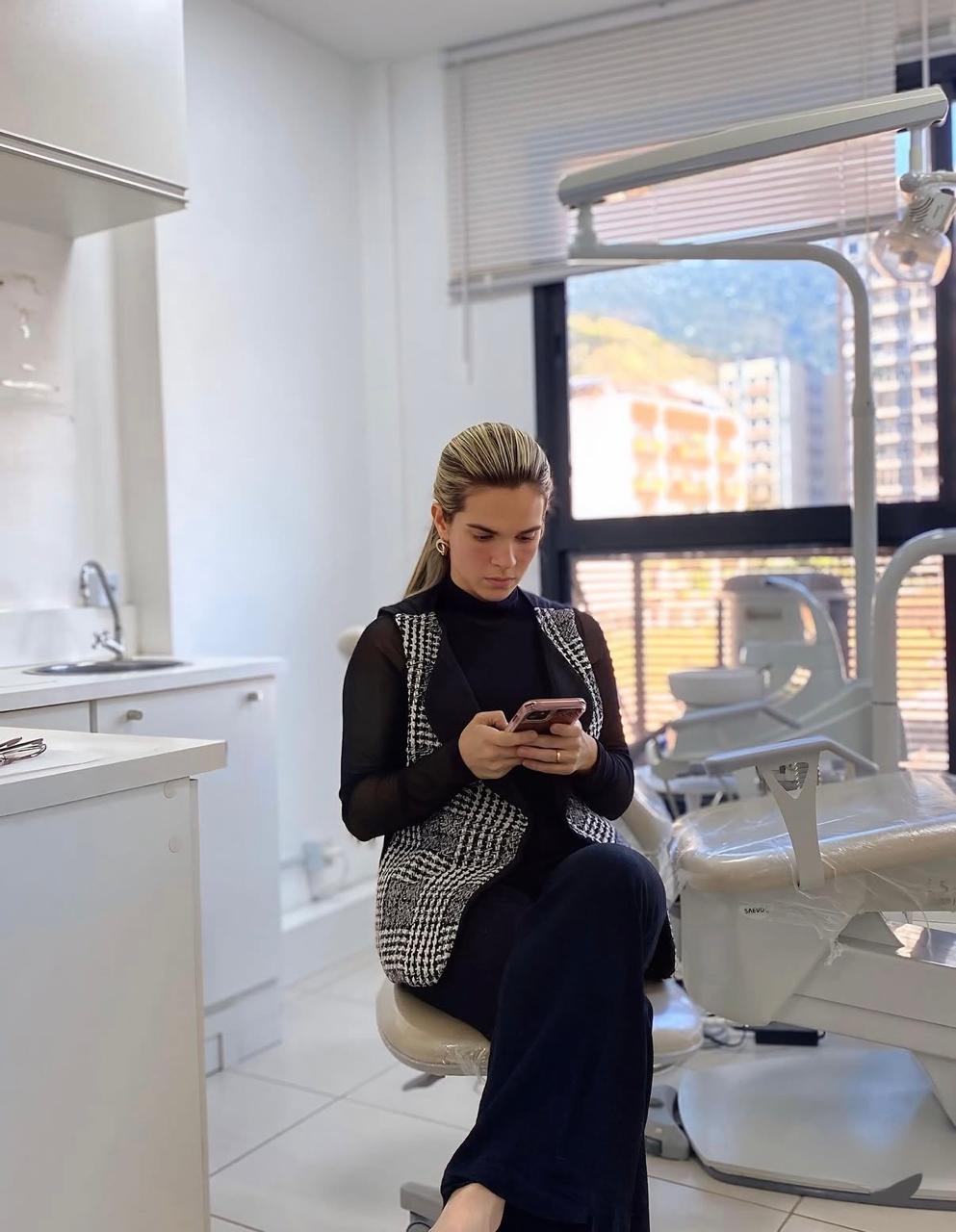 Dra. Bruna em atendimento